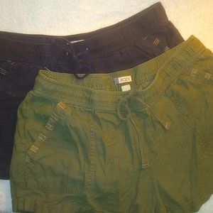 2 pair of Roxy knit shirts Size Medium 1 Navy Blue 1 Green